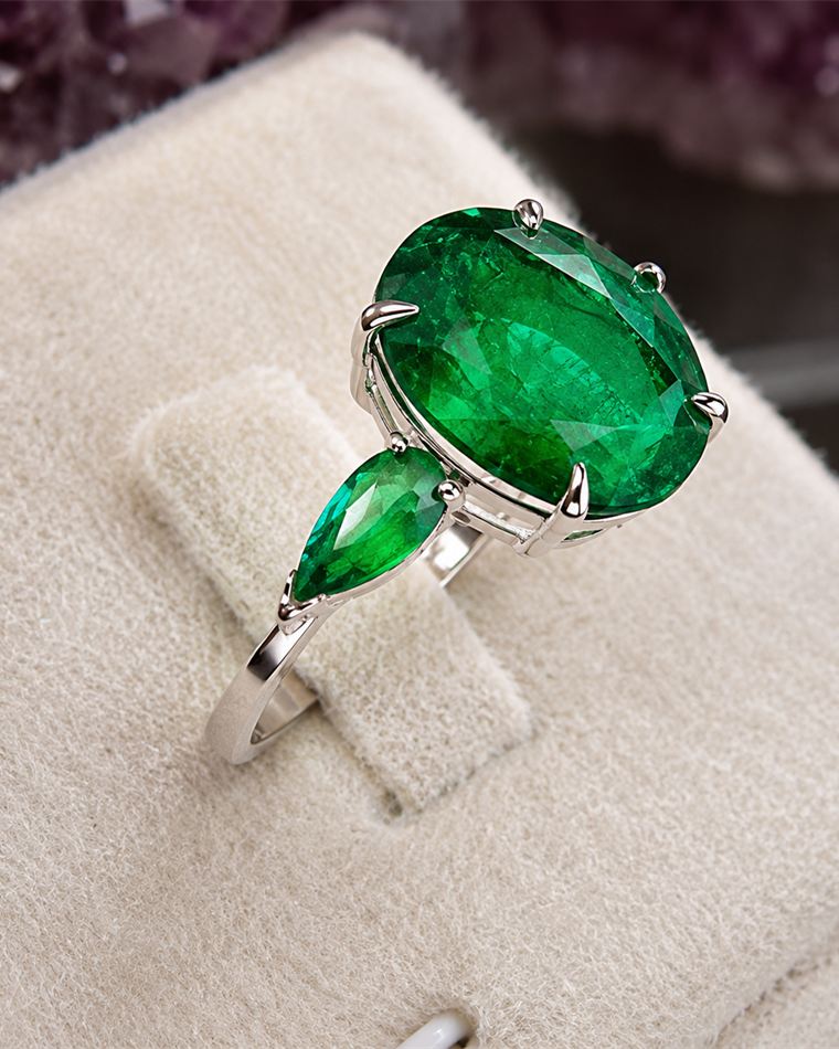 Oval emerald ring in white gold with a pear-cut emerald accent
